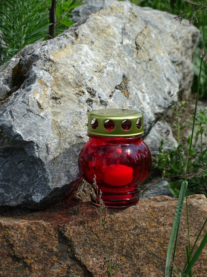 Лития у поклонного креста в честь священномученика епископа Амфилохия Скворцова в пгт. Яя 