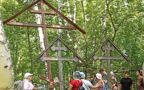 Поклонные кресты на городском кладбище Мариинска